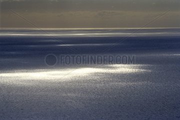 Tâches de lumières à la surface de l'océan Irlande du Nord
