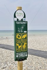 Distributor of bags for dogs waste on the beach France