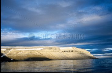 Fjord caractéristique avec ses lignes d'érosion