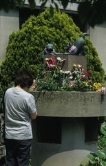 Femme se recueillant au Temple Eko-In Tokyo Japon