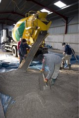 Zement LKW -Entladenzement für Scheunenboden Cotswolds UK