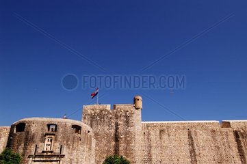 Drapeau flottant au-dessus de remparts Dubrovnik Croatie