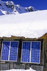 Panneaux photovoltaïques sur un refuge de montagne France