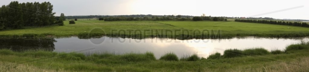Teich in der Abenddämmerung im Sommer Harculo Niederlande