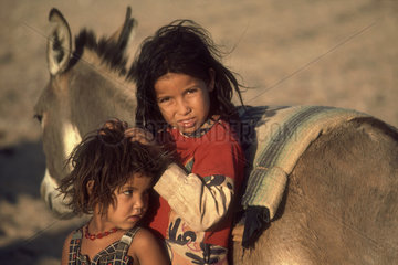 WEST SAHARA : Saharawi girls in the no-mans land in the border region between Algeria and the by Marocco occupied former Spanish colony of West Sahara.