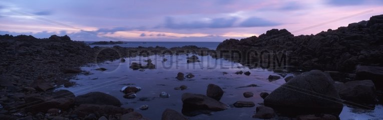 Licht der Morgendämmerung an der Ostküste der Insel Bréhat Bretagne