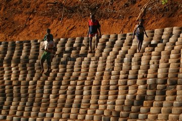Recyclage de pneus usagés en mur de soutènement Mayotte