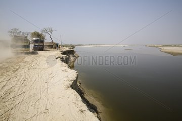 Zwei Buskreuzungen auf einem Flussufer Uttar Pradesh India