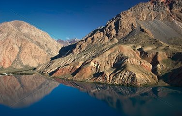 Reflets dans un lac d'altitude Réserve de Sarychat-ertash