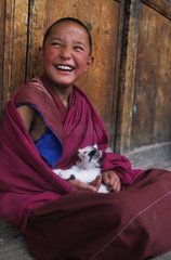 Gosser Kätzchen und junger Tibet -Mönch