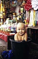 Kahles Kind badet in einem Eimer Myanmar