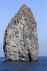 Aiguille de roche volcanique appelée faraglioni à Lipari