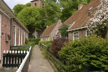 Maisons anciennes dans un village en Frise au printemps
