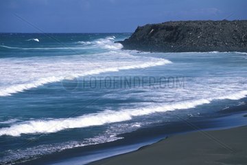 Plage de sable noir et vagues Saint-Pierre La Réunion