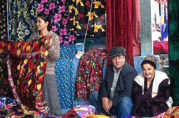 Khiva  le marché aux étoffes  tissus colorés