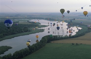 Heißer Luftballon fliegt über einen Fluss MeUse