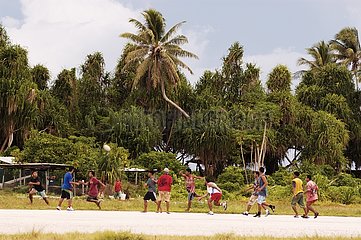 Junge Tuvaluaner spielen Rugby am Flughafen Funafuti