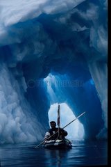Höhle von Eis und dem Kajak im Rodfjord Grönland [at]
