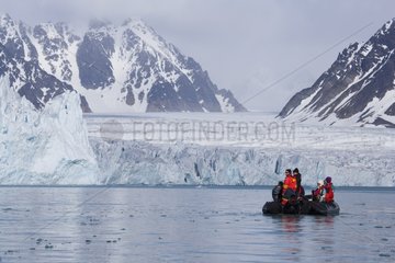 Touristen  die vor dem großen Gletscher in Fiord fahren