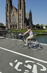 Fahrradspur vor der Kirche Saint-Paul in Straßburg