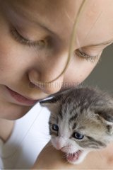 Mädchen mit einem Kätzchen in der Nähe seines Gesichts