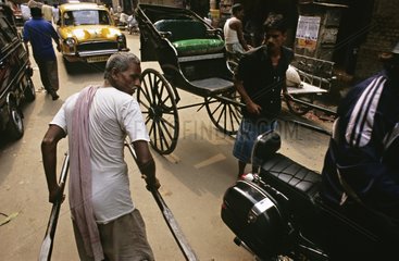 Rikschas und Taxi auf den StraÃŸen von Kalkutta Indien