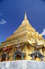 Bangkok  Wat Pra Keo  temple royal porté par des figurines