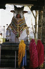 Nandi -Statue und Frauen Tamil Nadu Indien