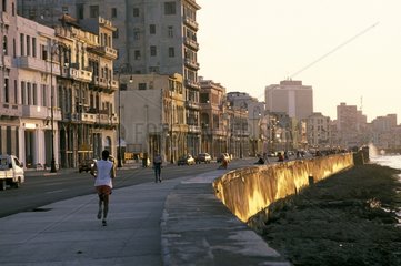 Gehen Sie mit Sonnenuntergang in Kuba auf Havanna
