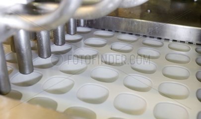 Automatische Füllung von Senoble Dairy -Joghurt -Töpfen