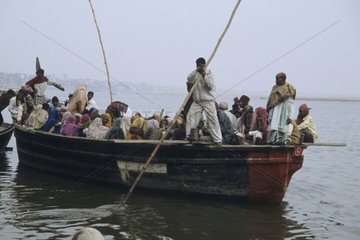 Boot gefüllt mit Menschen  die auf dem Ganges Indien segeln