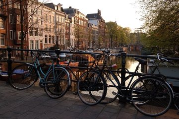 Vélos rangés au-dessus d'un canal Amsterdam Pays-Bas