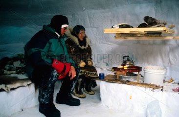 Jean-François & alte Frau Inuit in einem Gjoa Haven Iglu