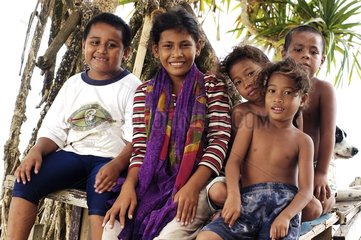 Tuvaluan Kinderporträts am Fuß eines Funufuti -Baumes