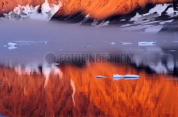 Reflets rouges dans Lillefjord Groenland