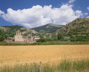 Dorf Llo mit seinem Wachtturm in Cerdagne