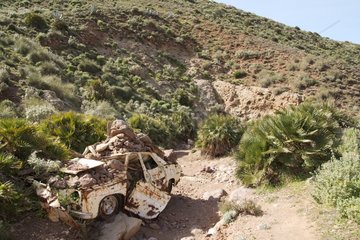 Epave de voiture sur un sentier du PN de Cabo de Gata-Níjar