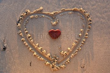 Coeur sand drawn around the roller-shaped heart