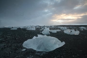 Eis am Küste Island bestreut
