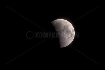 Eclipse totale de Lune en première phase partielle