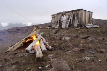Lagerfeuer vor der Raudfjorden -Trappers -Hütte