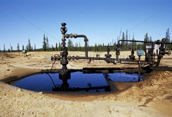 Fuites de pétrole sous des vannes en activité
