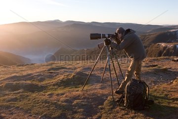 Fotograf an der Spitze von Honeck bei Tagesanbruch -Vosges