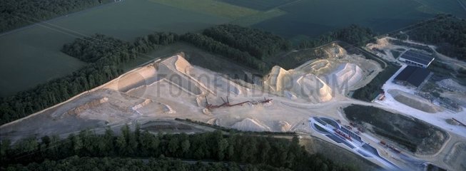 Vue aérienne d'une carrière de pierre calcaire Picardie
