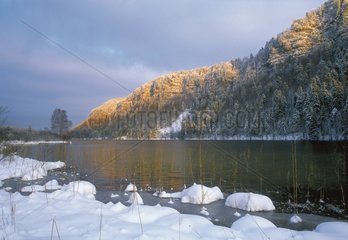 Lac du Grand Maclu im Winter Jura Frankreich