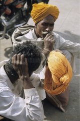 Indiens assis dans la rue et portant un turban Inde