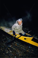 Alter Eskimo -Jäger im modernen Meereskajak Grönland