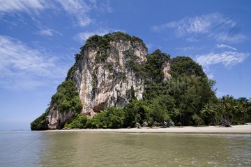 Strand und Klippen in Hut Yao Thailand