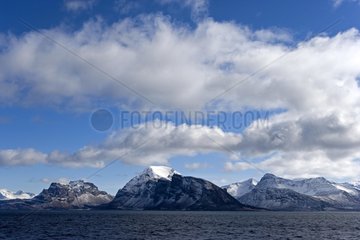 Schneebedeckter Berg an der KÃ¼ste von Nordsee Norwegen