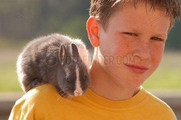 Adolescent avec son lapin sur l'épaule